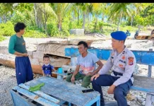Polisi Penolong Satpolairud Polres Touna Hadir Bagi Warga di Pesisir Uebone Touna