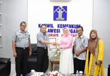 Kemenkum Sulteng Serahkan Empat Sertifikat Hak Cipta Buol