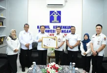 Tingkatkan Kualitas AHU, Kemenkum Sulteng Beri Penghargaan Mitra.