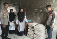 Polres Poso Salurkan Bantuan untuk MTs Al-Khairat Terdampak Kebakaran