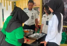 Warga Binaan Lapas Luwuk Produksi Kerupuk untuk Bekal Kemandirian