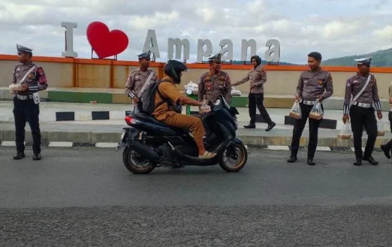 Satlantas Polres Touna Berbagi Takjil dan Edukasi Keselamatan