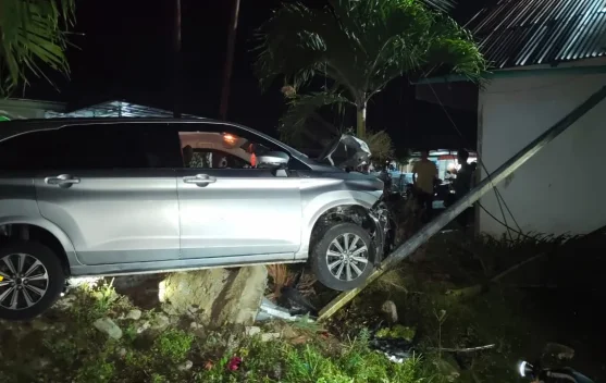 Alami Kecelakaan Tunggal, Sebuah Mobil Hantam Tiang Lampu di Desa Tete