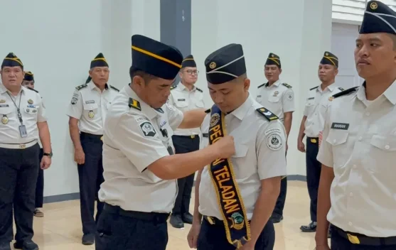 Lapas Kelas IIB Ampana Beri Penghargaan kepada Dua Pegawai Teladan