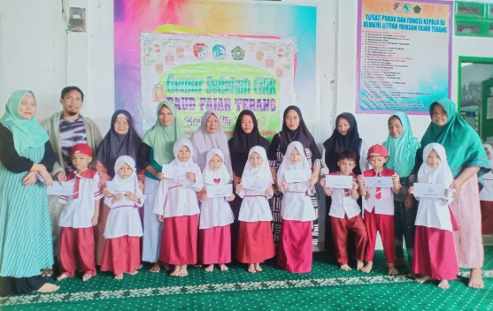 Sedekah Cilik Ramadhan, RA Ulumul Quran Fajar Terang Tanamkan Empati sejak Dini