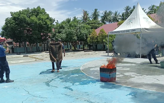 Damkar Touna Edukasi Siswa SMKN 1 Ampana Kota Cara Padamkan Kebakaran