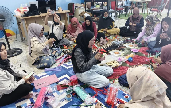 Rumah BUMN Pertamina Touna Gelar Kelas Kreatif Kerajinan Bunga dari Kawat Bulu