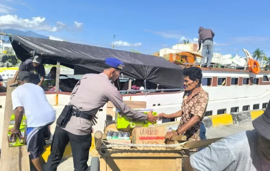 Satpolairud Polres Touna Wujudkan Program Polisi Penolong Bantu Nelayan