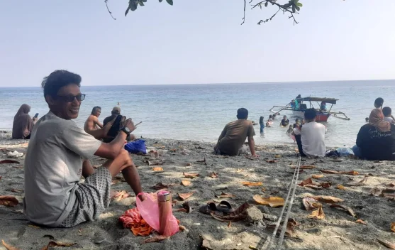 Wisata Pantai Taman Jembatan Hayal Ampana Wisata Favorit Warga di Hari Libur