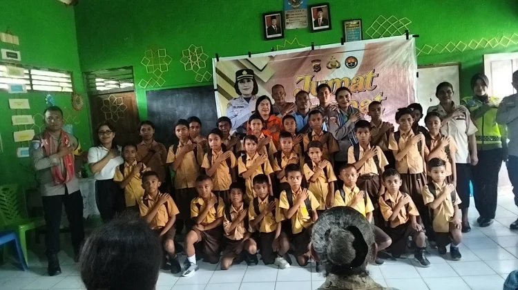 Kapolres TTU Kembali Membantu 26 Siswa SDK Peboko