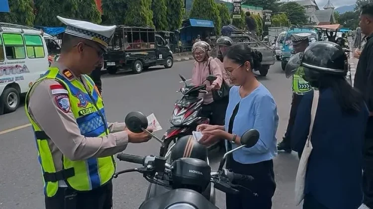 Satlantas Polres Alor Ajak Warga Tertib Berkendara
