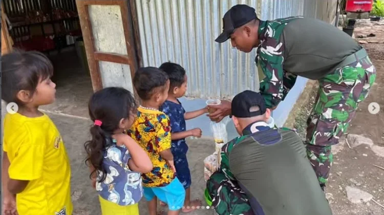 Satgas Pamtas Pererat Kebersamaan Bersama Warga Lookeu