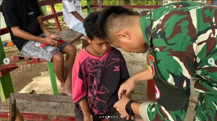 Prajurit Pos Salore Sigap Obati Luka Anak