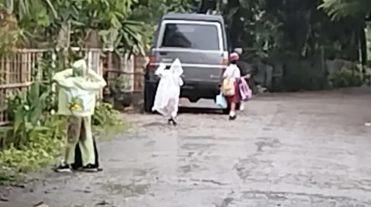 Siswa-Siswi di SDI Wekatimun Tetap Bersekolah meski Hujan Deras