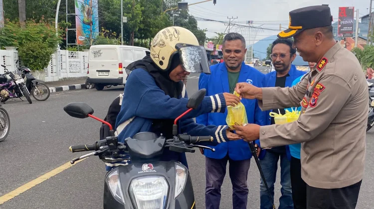 Kapolres Alor Apresiasi Aksi GAMKI Bagikan Takjil Gratis
