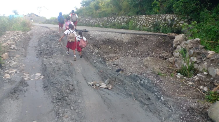 Warga Henes-Belu, Keluhkan Jalan Rusak Sepanjang 1.800 Meter