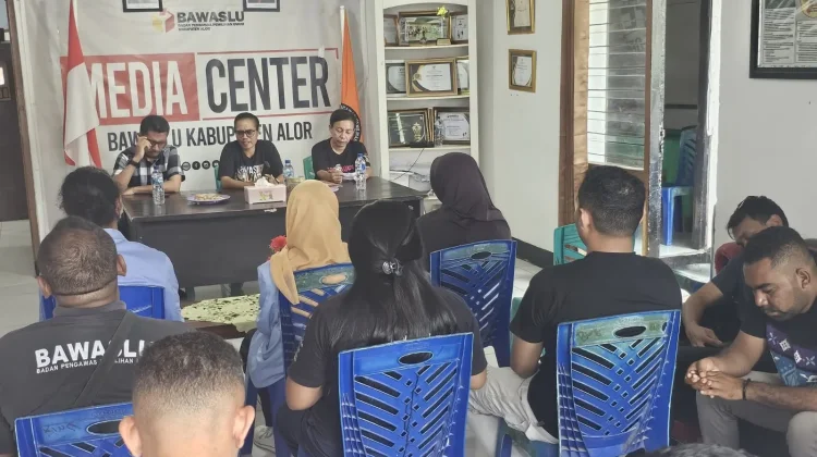 Bawaslu Alor Lepas Mahasiswa Magang,  Tekankan Sinergi Pengawasan