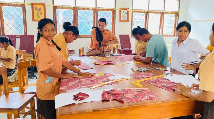 Siswa SLBN Tenubot Atambua Semangat Belajar Keterampilan Menjahit