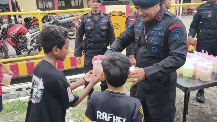 Brimob Alor dan Bhayangkari Tebar Kepedulian lewat Berbagi Takjil Ramadan