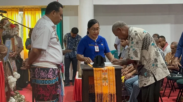 Bupati TTU Serahkan Hibah Sebesar Rp.3,3 Miliar untuk 13 Gereja