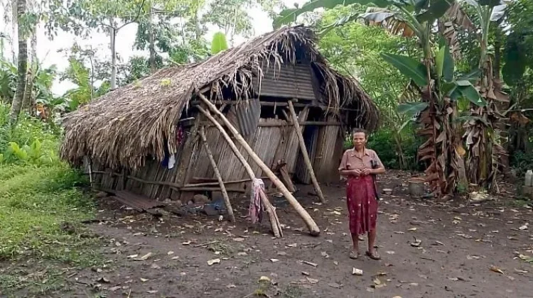 Lansia Malaka Tinggal di Rumah Rapuh Selama Belasan Tahun