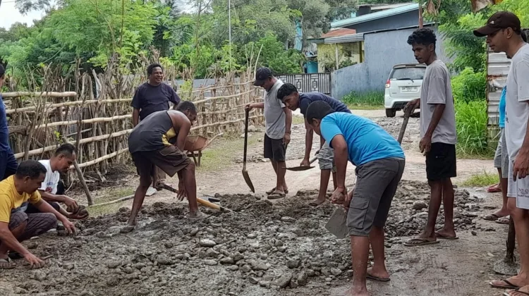 Warga Maubeli TTU Swadaya Memperbaiki Jalan ke RPH