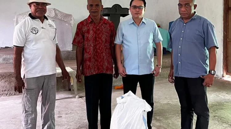Wabup Alor Tinjau Kerusakan Gereja akibat Pohon Tumbang di Desa Kamot
