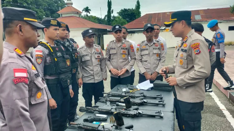 Pengawasan Berkala, Kapolres Belu Lakukan Pemeriksaan Senpi Anggota