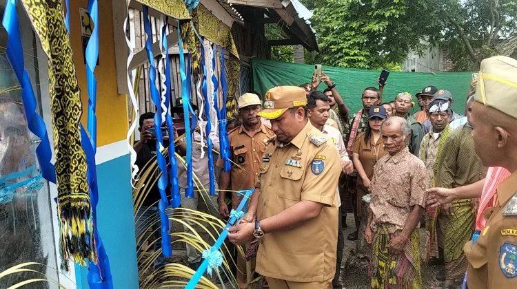 Bupati TTU Serahkan Sebanyak 25 Unit Jamban Sehat untuk Masyarakat di Desa Naob