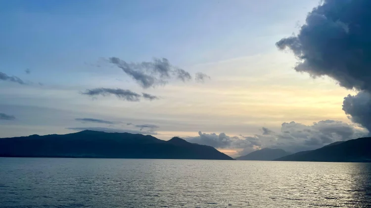 Pantai Kadelang Ramai Dikunjungi Warga saat Sore Hari