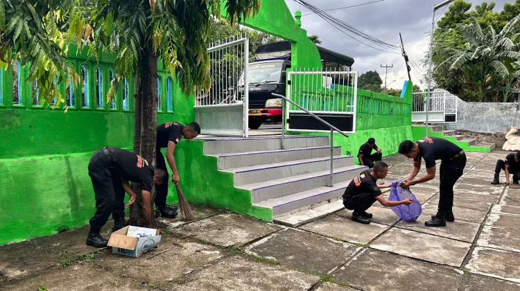 Personel Brimob Alor Gelar Kegiatan ASRI Bersihkan Masjid Al Farqan Buono