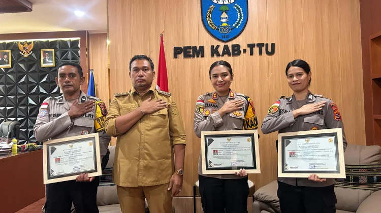 Bupati TTU Berikan Penghargaan untuk Kapolres dan Anggota