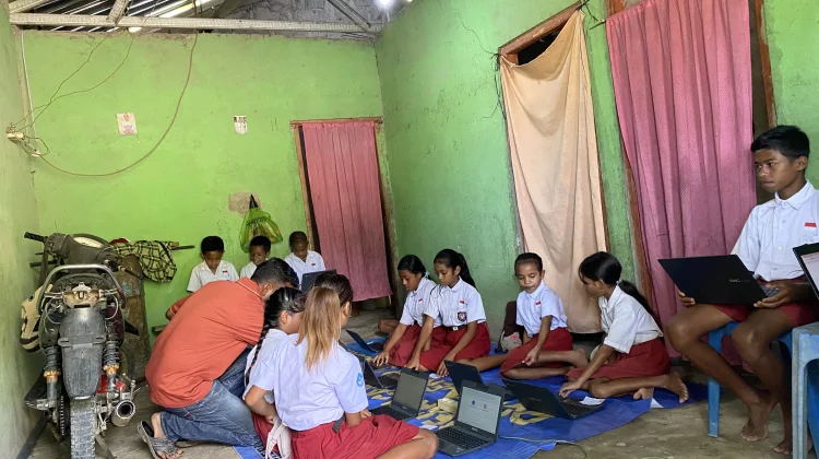 Siswa-siswa SDI Nanaenoe Menumpang di Rumah Warga Demi Mendapatkan Simulasi Tes