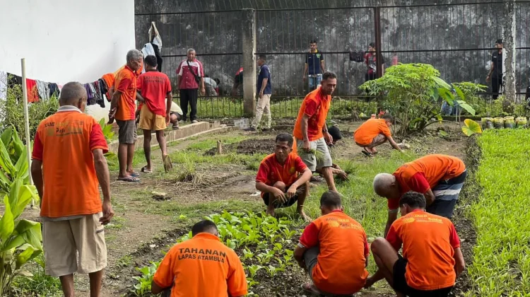 Lapas Atambua Aksi Bersih Lingkungan Sambut Hari Bhakti Pemasyarakatan ke-62