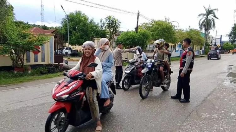 Polres Malaka Bersama Wartawan Bagi Takjil Gratis