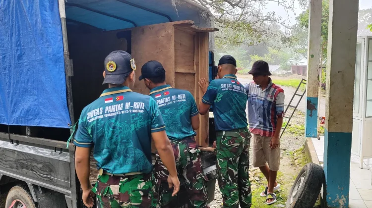 Yonarmed 12 Kostrad Bantu Pemindahan Pustu Desa Kewar