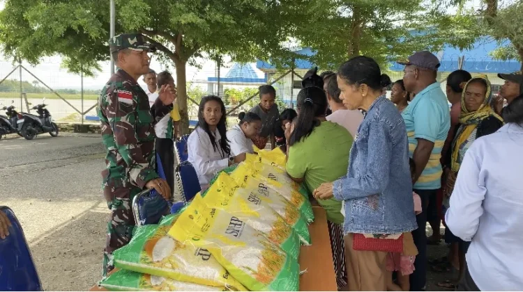 Babinsa Manumutin Membantu Amankan dan Salurkan Beras GPM di Bandara A.A Bere Tallo