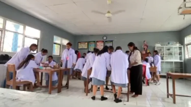 SMA Katolik St Yoseph Kalabahi Gelar Ujian Praktik Identifikasi Senyawa Asam Basa