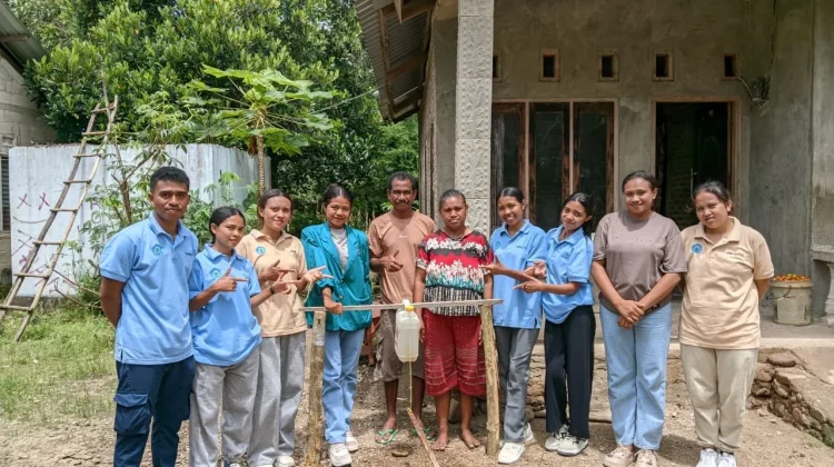 PKL Akper Unimor Hadirkan Pembuatan Tempat Cuci Tangan di Desa Umaklaran