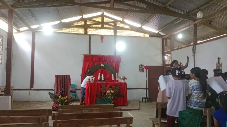 Sambut Minggu Palem, Stasi Oenari Mulai Menghias Gereja
