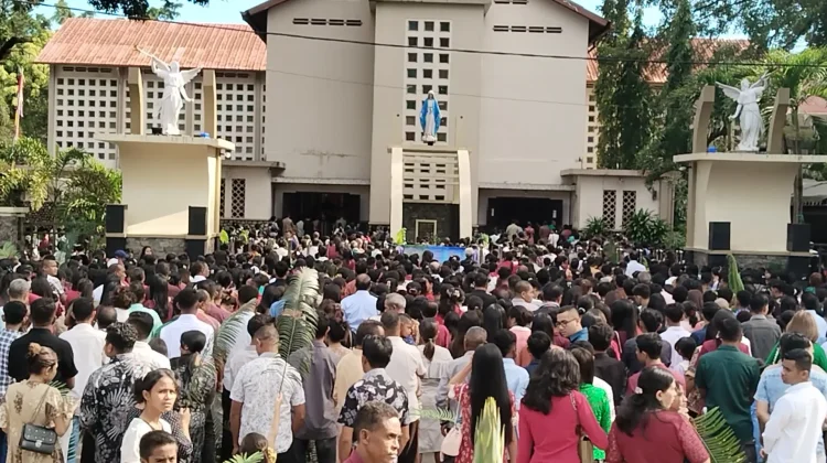 Ribuan Umat Paroki Katedral Atambua Hadiri Perayaan Misa Daun Palma