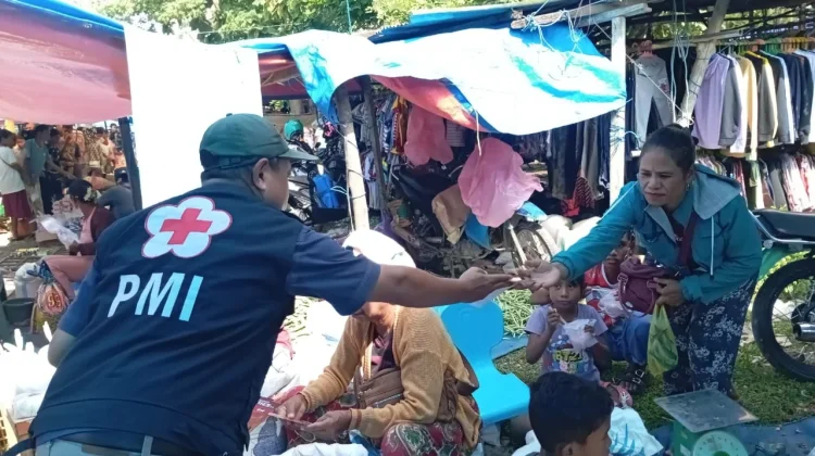 PMI Belu dan Relawan Desa  Sosialisasi dan Promkes Waspada Rabies di Pasar Haliluli