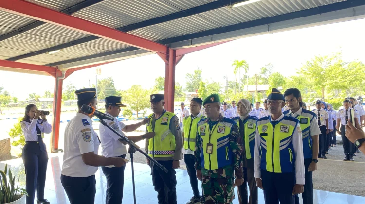 Posko Lebaran Ditutup, Penumpang Bandara A.A Bere Tallo Menurun akibat Cuaca