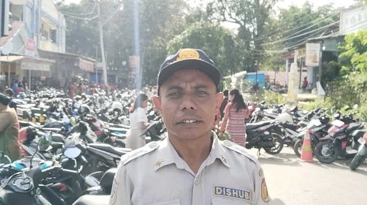 Pekan Suci Paskah di Katedral Atambua Petugas Rekayasa Arus Lalin menuju Gereja