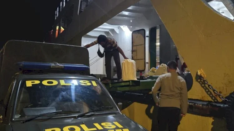 Polisi Amankan 495 Liter Sopi Asal Kisar di Pelabuhan Dulionong Alor