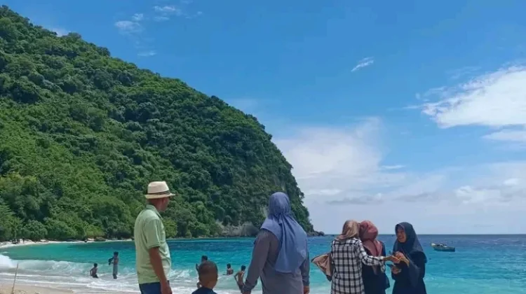 Pesona Pantai Batu Putih Diminati Warga di Momen Lebaran