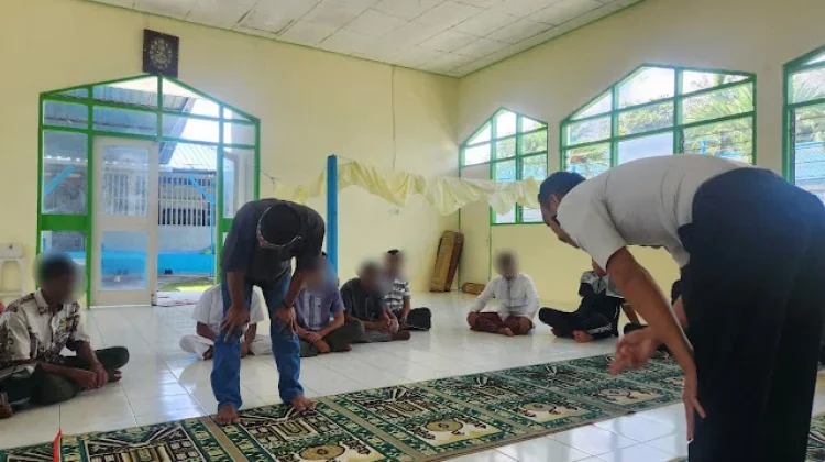 Warga Binaan Lapas Kalabahi Ikuti Pembinaan Praktik Sholat di Masjid