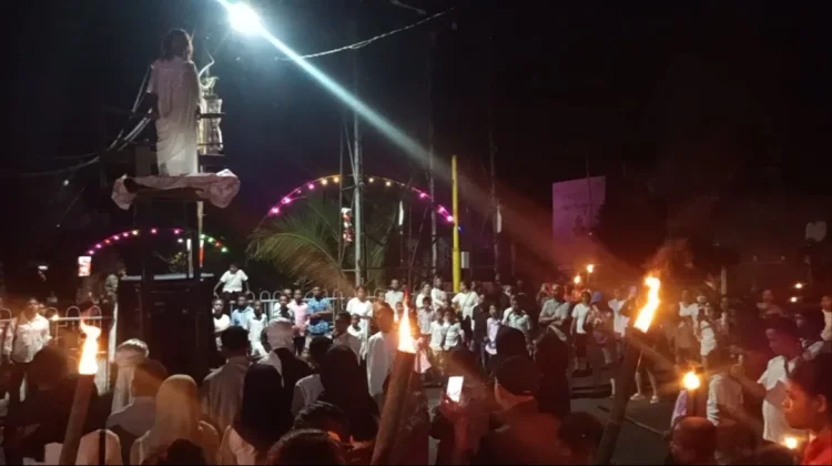 Pawai Obor Paskah di Kota Kalabahi Berlangsung Khidmat, Diikuti Ribuan Jemaat