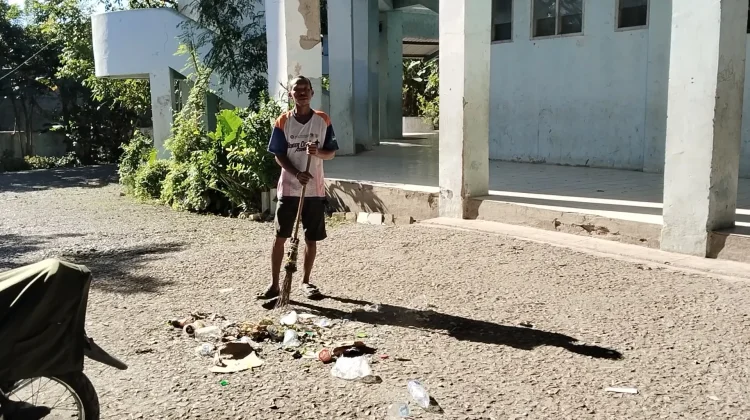 Petugas Kebersihan Mengeluhkan Banyaknya Sampah di Gor L. A. Bone Atambua