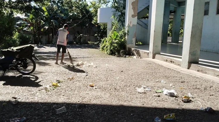 Sampah Bertebaran di Gor Atambua Petugas Pertanyakan Tanggungjawab Pengguna